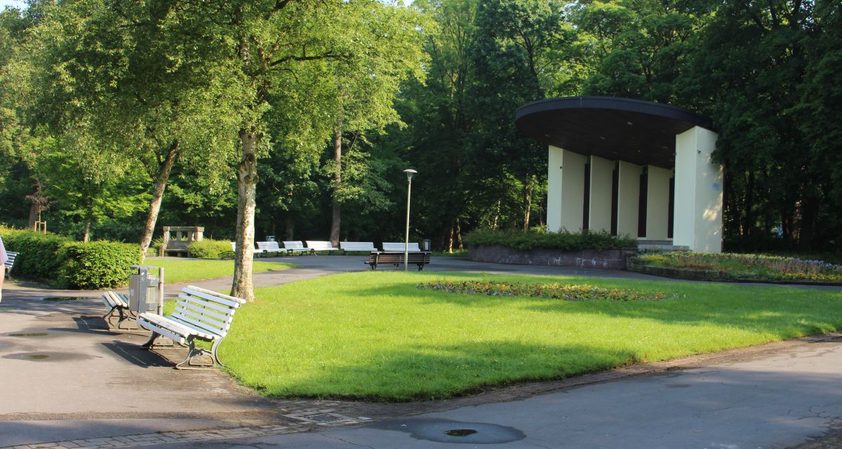 Zu sehen ist die Musikmuschel im Wilhelmshavener Kurpark.