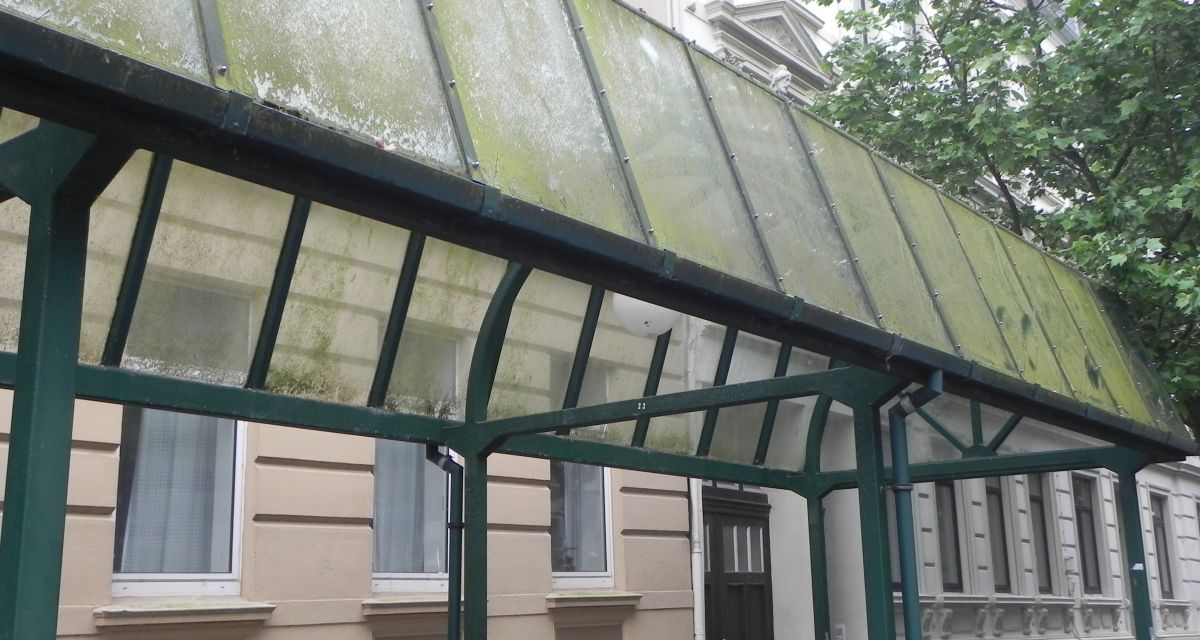 Zu sehen ist ein Teil der stark vermoosten Glasüberdachung am Wilhelmshavener Börsenplatz.