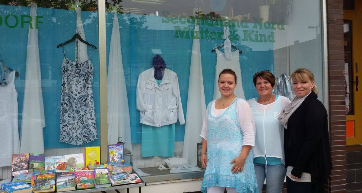 Drei Frauen posieren vor dem Schaufenster des Secondhand - Ladens Nord in Wilhelmshaven.