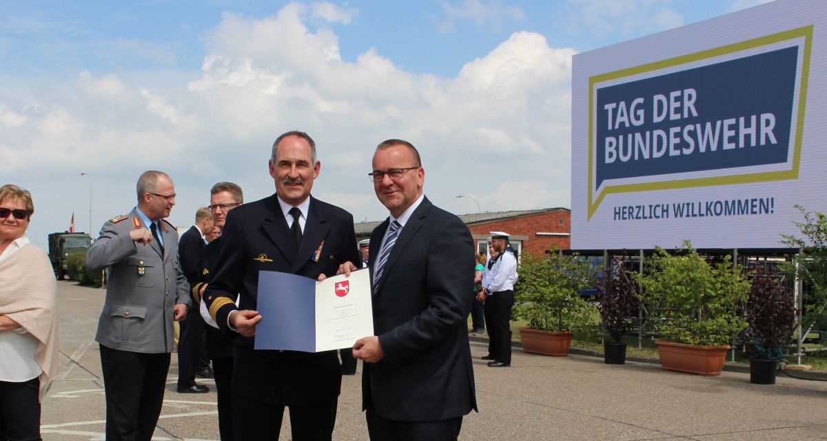 Boris Pistorius übergibt Urkunde.