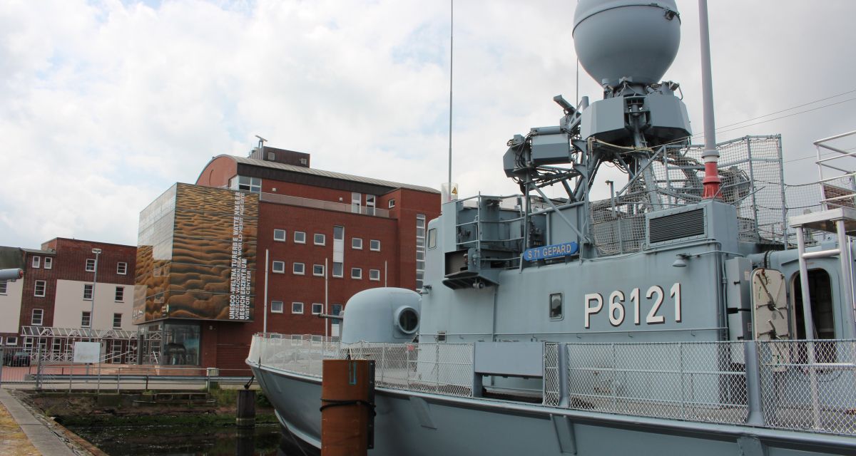 Ein Marineschiff hat am Bontekai fest gemacht.