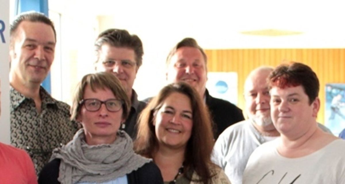 Die Kandidaten der Freien Wähler Wilhelmshaven lächeln freundlich in die Kamera.