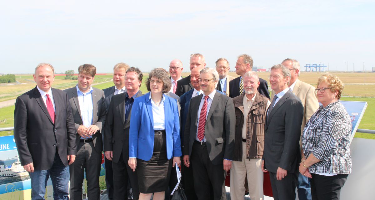 cdu landtagsdelegierte besuchen den JadeWeserPort