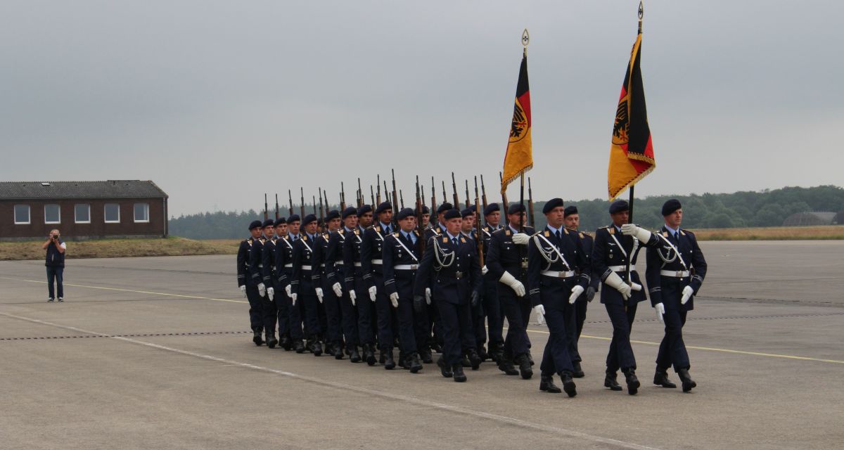 Marschierende Soldaten zur Feier zum 10-jährigen Bestehen des Luftschutzregiments in Upjever