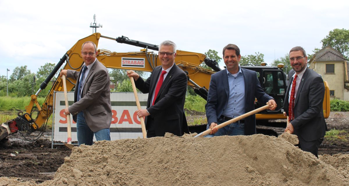 Zu sehen sind unter anderem Sandes Bürgermeister Stephan Eiklenborg und Niedersachsens Wirtschaftsminister Olaf Lies beim Bahnhof in Sande.