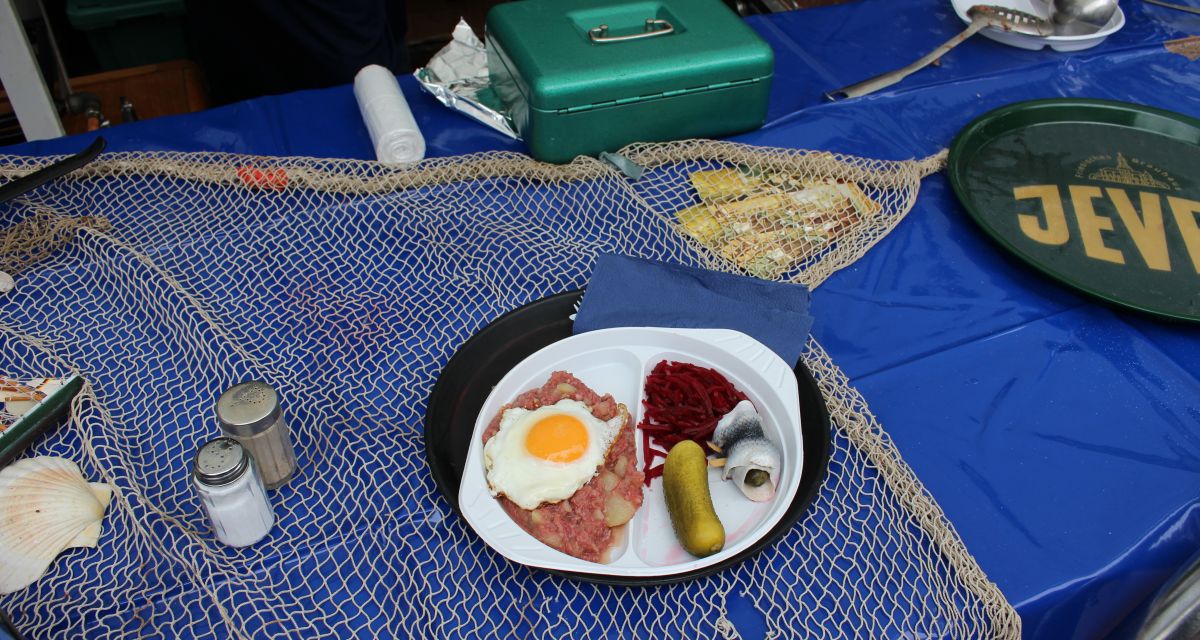 Eine Portion Labskaus auf einem Teller