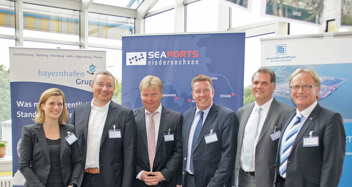 Vertreter*innen vor einem 