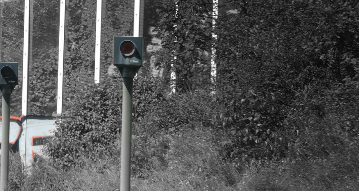 Blitzer Radarfalle Geschwindigkeitsmessung Dorffotograf