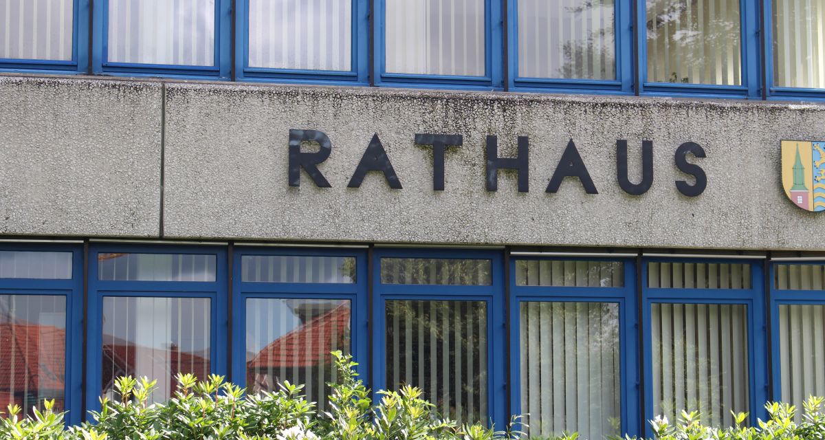 Schild am Sander Rathaus