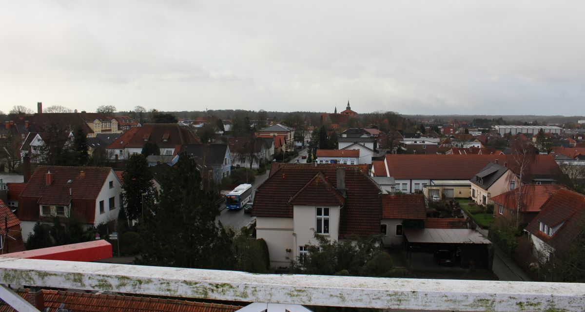Man blickt von der Vareler Mühle auf die Stadt.