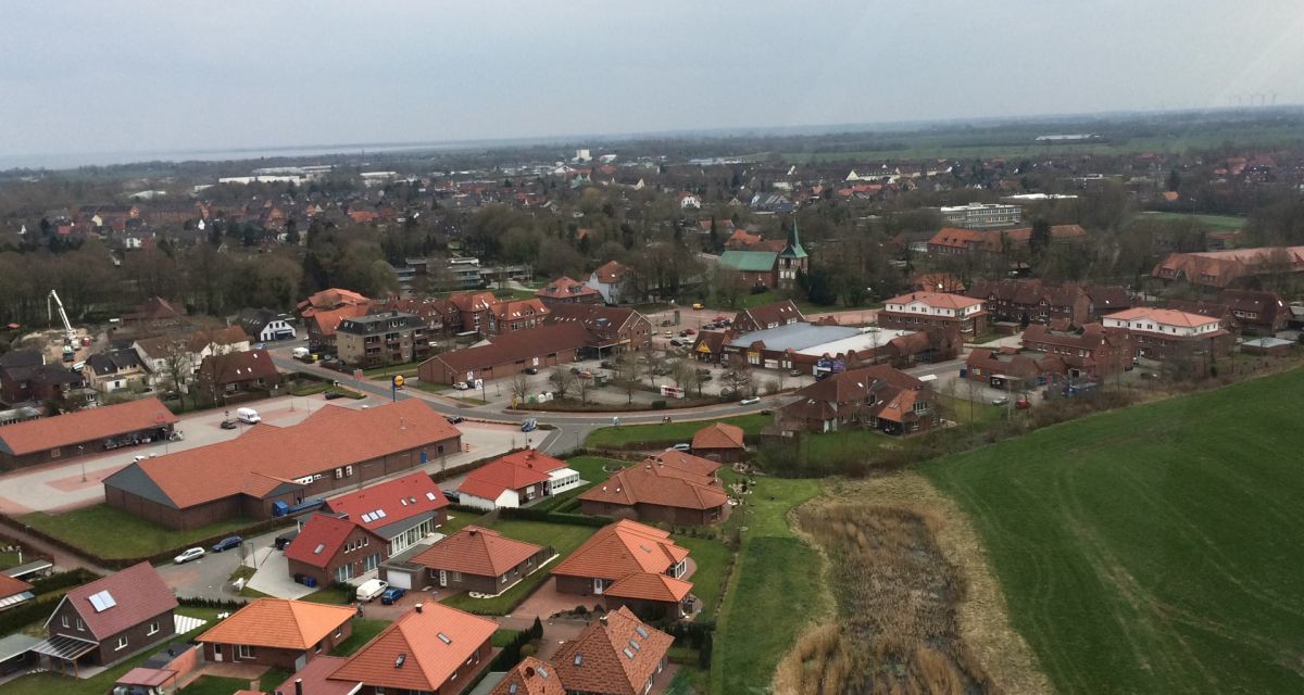 Zu sehen ist die Gemeinde Sande aus der Vogelperspektive