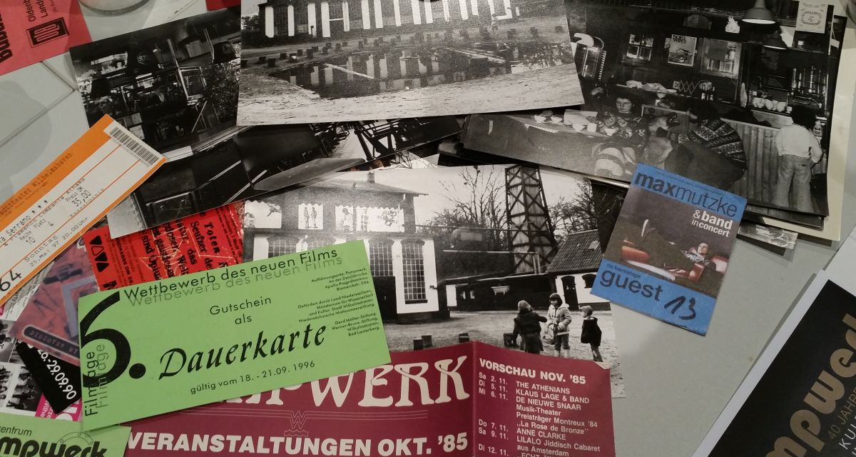 Zu sehen simnd Eintrittskarten und Flyer aus 