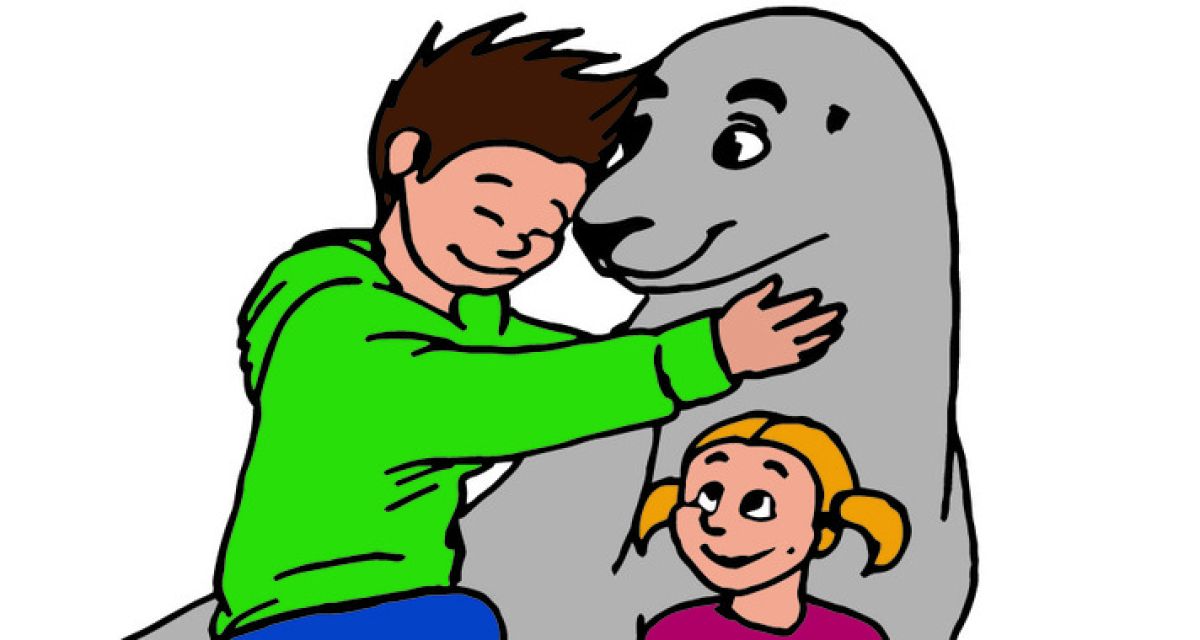 Ein junge in grünem Pullover, der eine Robbe umarmt. außerdem noch ein kleines blondes Mädchen, das zu ihm aufsieht.