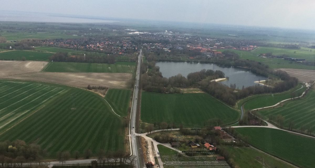 Sande, der See, die Autobahn und grüne Felder umzu sind aus der Vogelperspektive zu sehen.