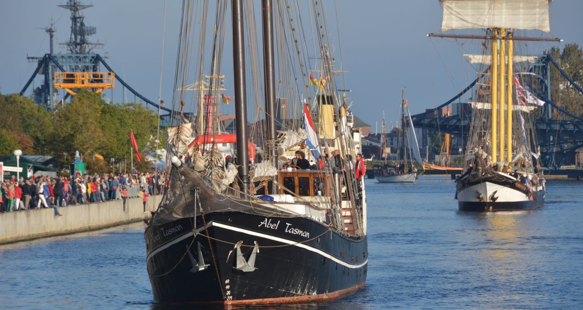Zu sehen ist ein Segelschiff bei der Einlaufparade des Jade-Weser-Port-Cups in Wilhelmshaven.