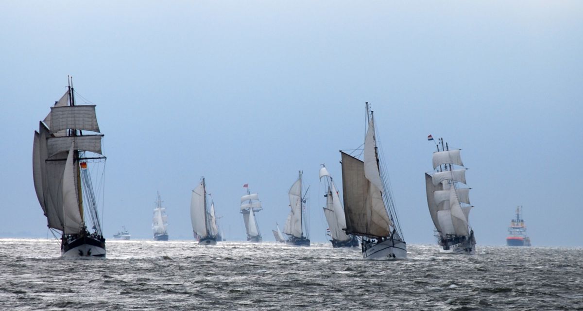 Zu sehen sind mehrere Segelschiffe bei der Regatta Jade-Weser-Port-Cup.