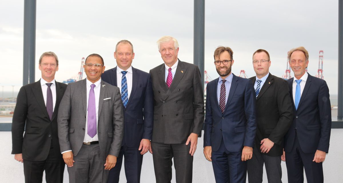 Männer posieren für die Kamera.