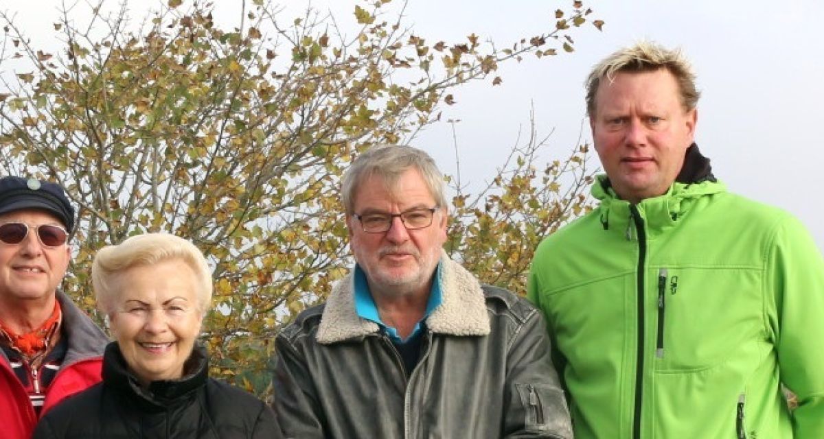 Menschen posieren für die Kamera.