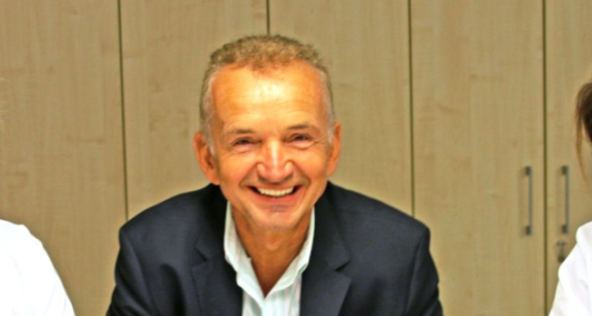 Drei Menschen lächeln freundlich in die Kamera. In der Mitte ein Mann, rechts und links von ihm zwei Ärztinnen+