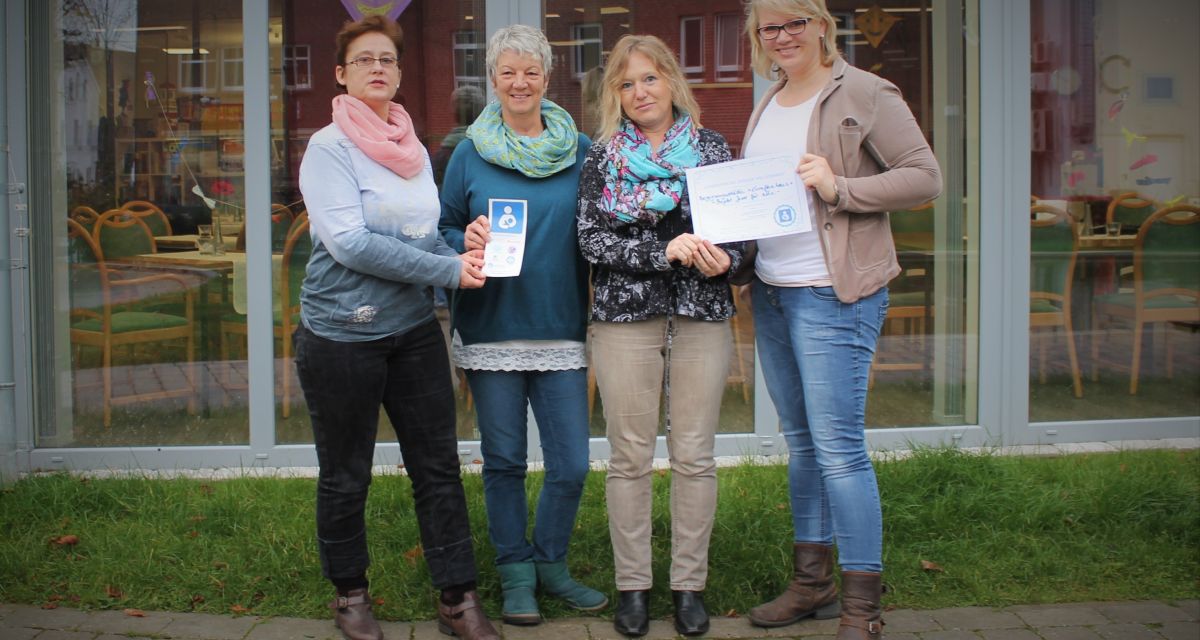 Vier Frauen posieren für die Kamera.