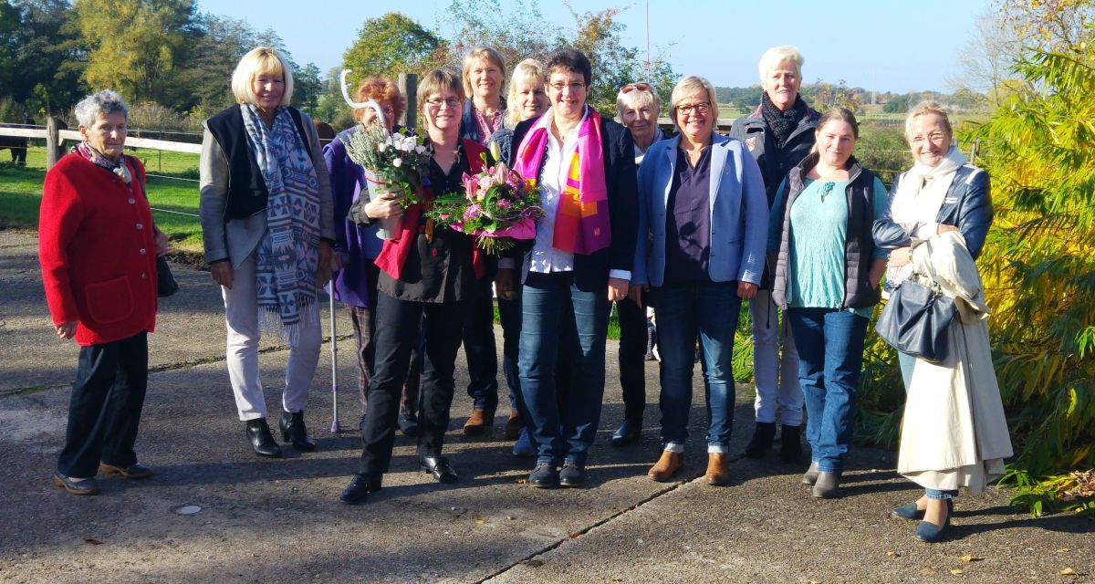 Die Frauenunion Frieslands posiert für die Kamera.