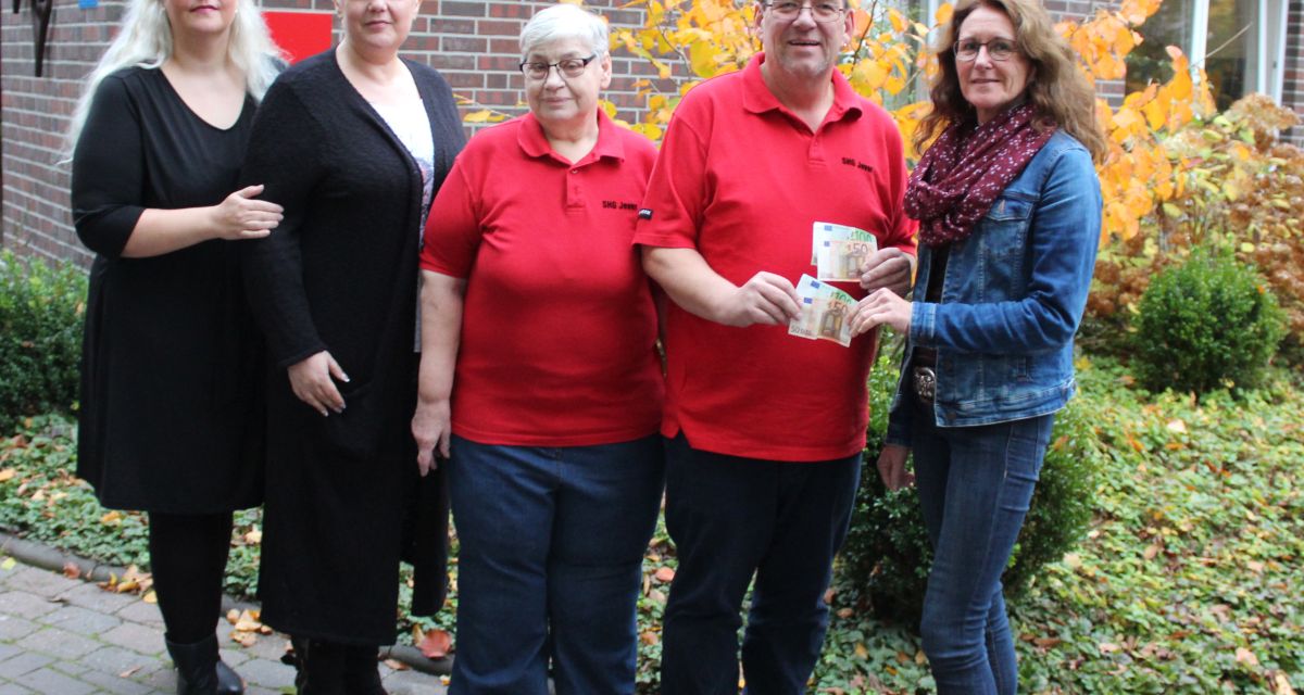 Vier Frauen und ein Mann posieren für die Kamera.