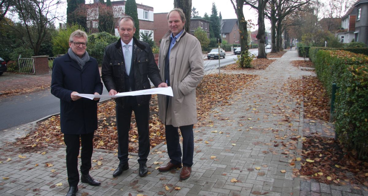 Posieren an der Freiligrathstraße in Wilhelmshaven (von links nach rechts); Tim Menke (GGS), Oberbürgermeister Andreas Wagner, Stadtbaurat Oliver Leinert.