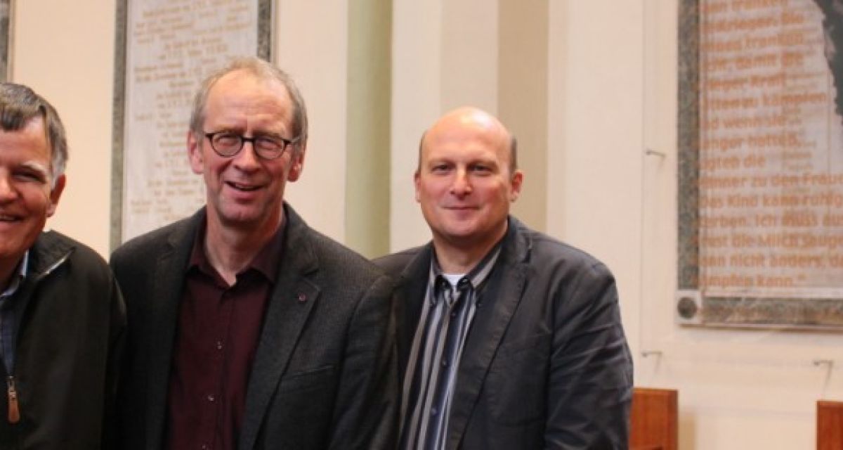 Der namibische Bischof Burgert Brand aus Windhoek besucht Wilhelmshaven. Auf dem Foto ist er mit den Wilhelmshavener Pastoren Frank Morgenstern und Bernhard Busemann zu sehen