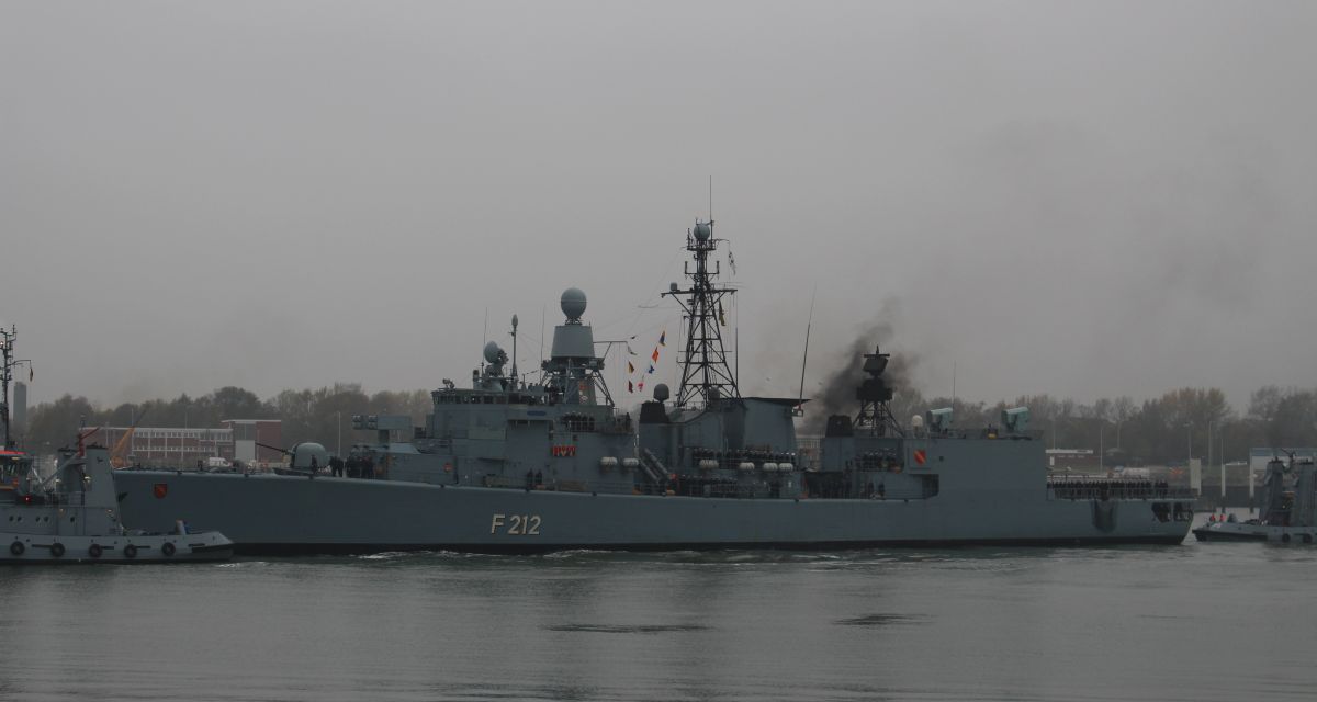 Ein Marineschiff läuft ein.