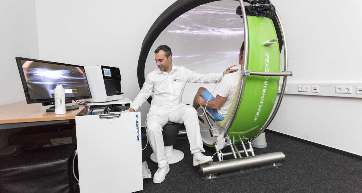 Ein Mann bedient ein hochtechnisches Gerät.