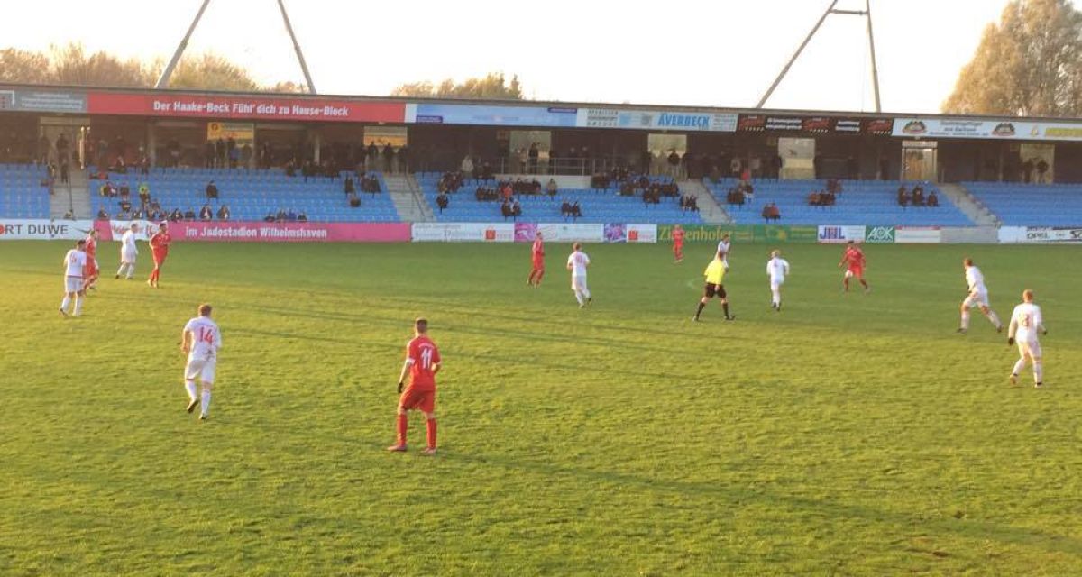 Zu sehen ist eine Szene aus dem Spiel SVW gegen HFC. 