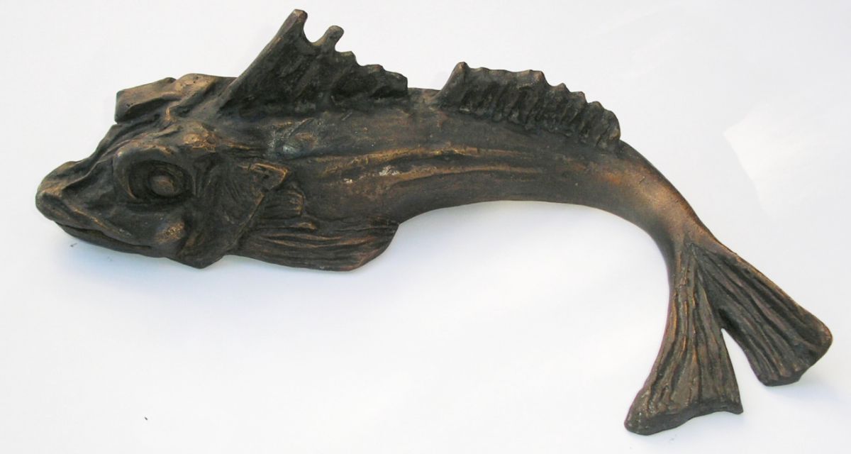 Zu sehen ist eine Bronzeplastik von einem Knurrhahn.