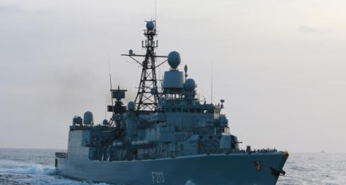 Zu sehen ist ein Kriegsschiff der Marine auf hoher See.