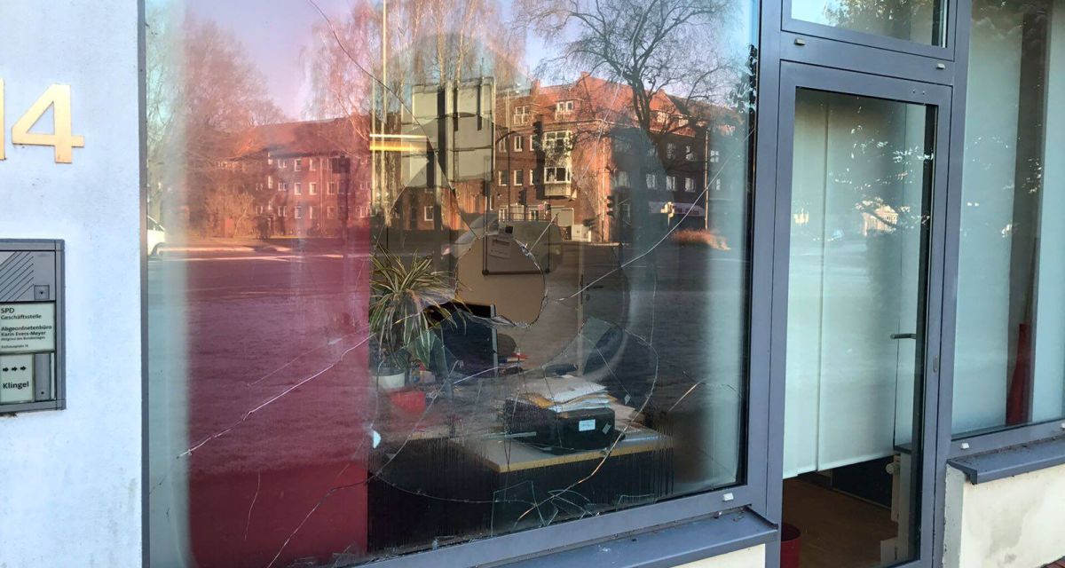 Die eingeschlagene Scheibe des Wahlkreisbüros der SPD-Bundestagsabgeordneten Karin Evers-Meyer in Jever.