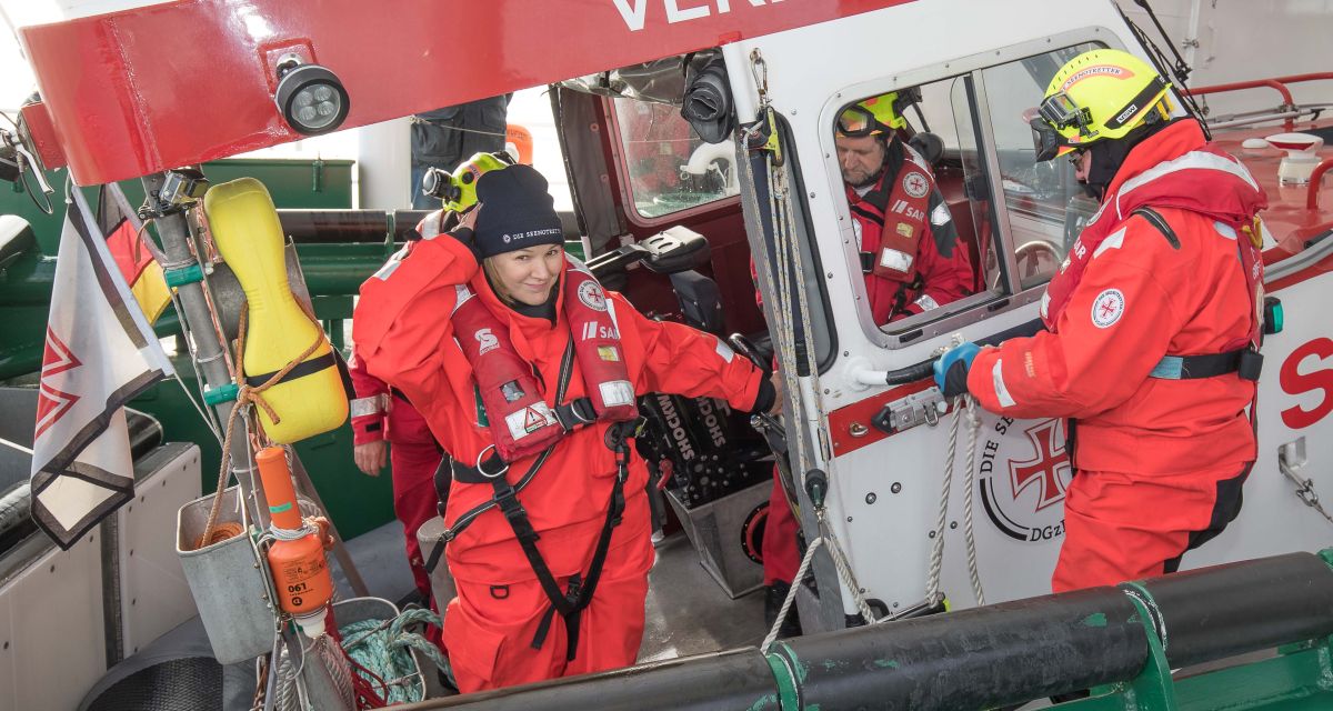 Wie eine echte Seenotretterin: Die neue Bootschafterin Heike Götz unterstützte die Seenotretter bei einer Übung an Bord des Tochterbootes VERENA des Seenotrettungskreuzers HERMANN MARWEDE.