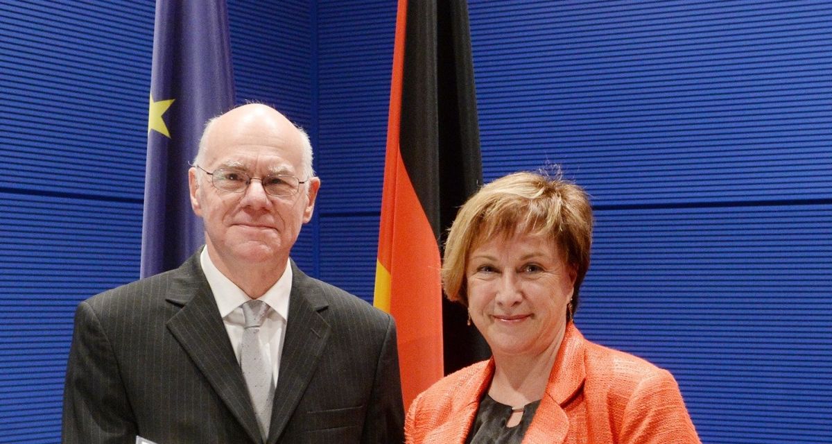 Bundestagspräsident Prof. Dr. Norbert Lammert händigt die Ordensinsignien des Verdienstordens der Bundesrepublik Deutschland an Mitglieder des Deutschen Bundestages aus. Hier an Karin Evers-Meyer.