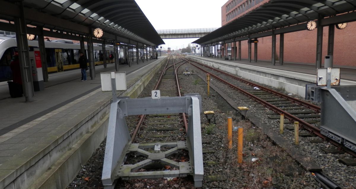 Zu sehen sind die Gleise vom Kopfende des Wilhelmshavener Hauptbahnhofs aus.