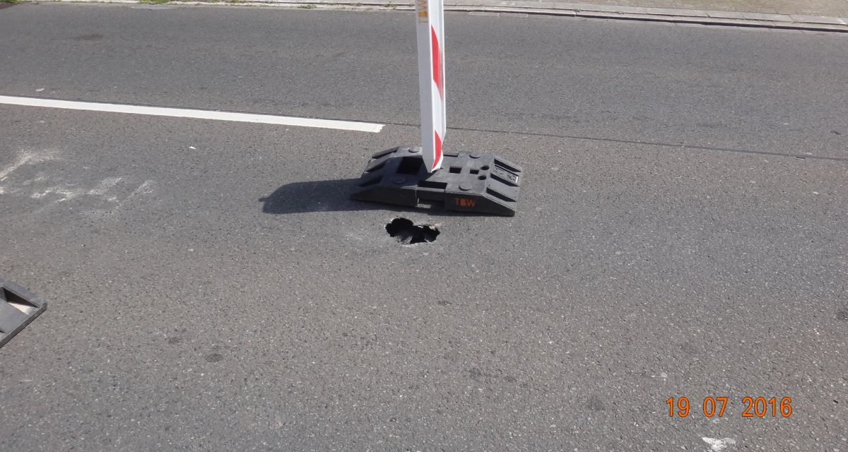 Zu sehen ist ein etwa 20 Quadratzentimeter großes Loch im Straßenbelag
