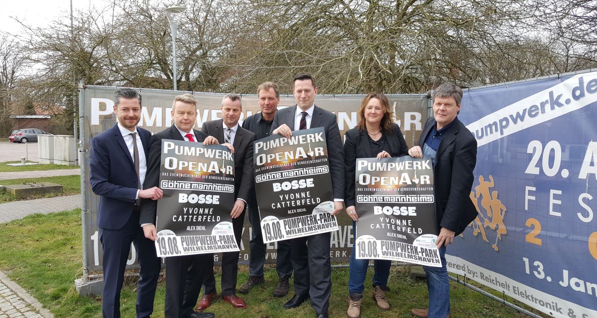 Mitglieder der WTF und der Wilhelmshavener Genossenschaften (Volksbank, Spar+Bau & Bauverein Rüstringen) mit Plakaten in der Hand