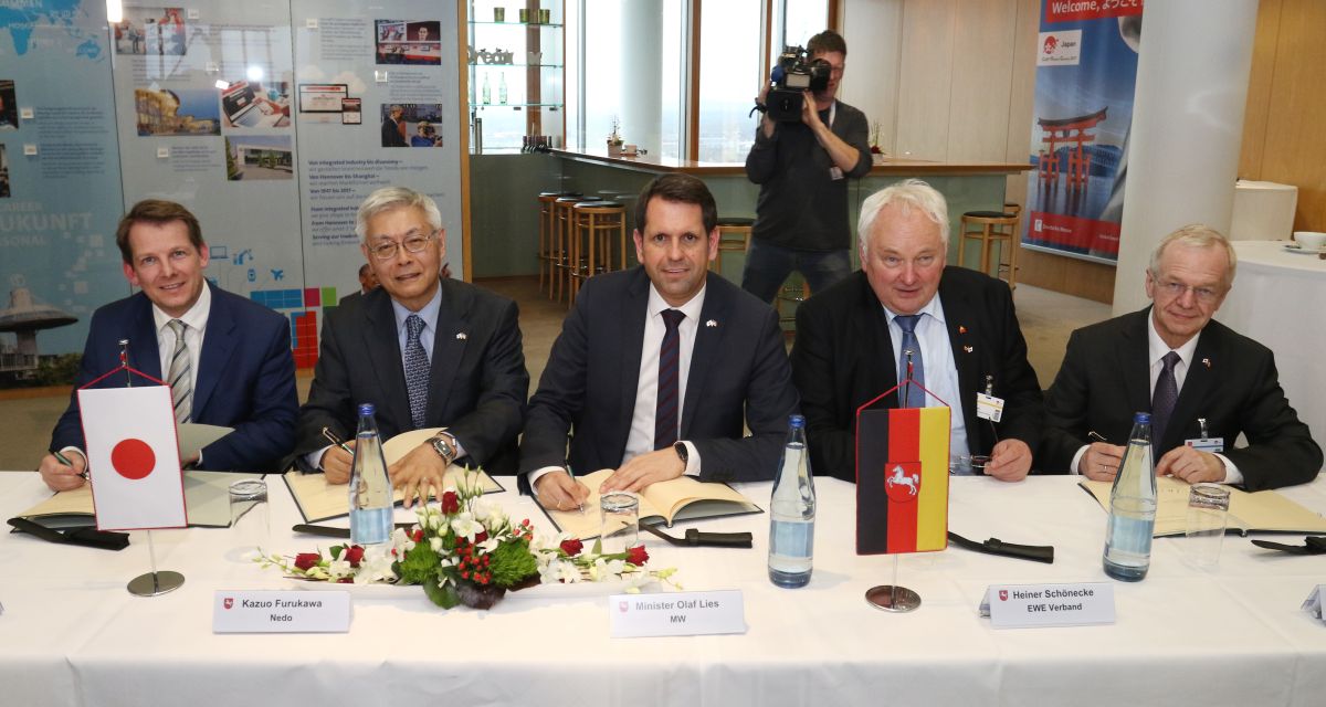 Das japanische Staatsunternehmen NEDO (New Energy and Industrial Technology Development Organization) wird in Varel einen Hybridgroßspeicher errichten. Vertreter von NEDO sowie Niedersachsens Wirtschaftsminister Olaf Lies und Vertreter des Oldenburger Energieversorgers EWE haben dazu gestern (19.03.) eine Absichtserklärung (Memorandum of Understanding) unterzeichnet. NEDO fördert die Investitionssumme von 24 Millionen Euro. Hybridgroßspeicher dienen dazu, bei der Nutzung von erneuerbaren Energien die Stabilität der Stromversorgung abzusichern. Das japanische Unternehmen wird den Speicher in Partnerschaft mit der EWE betreiben.