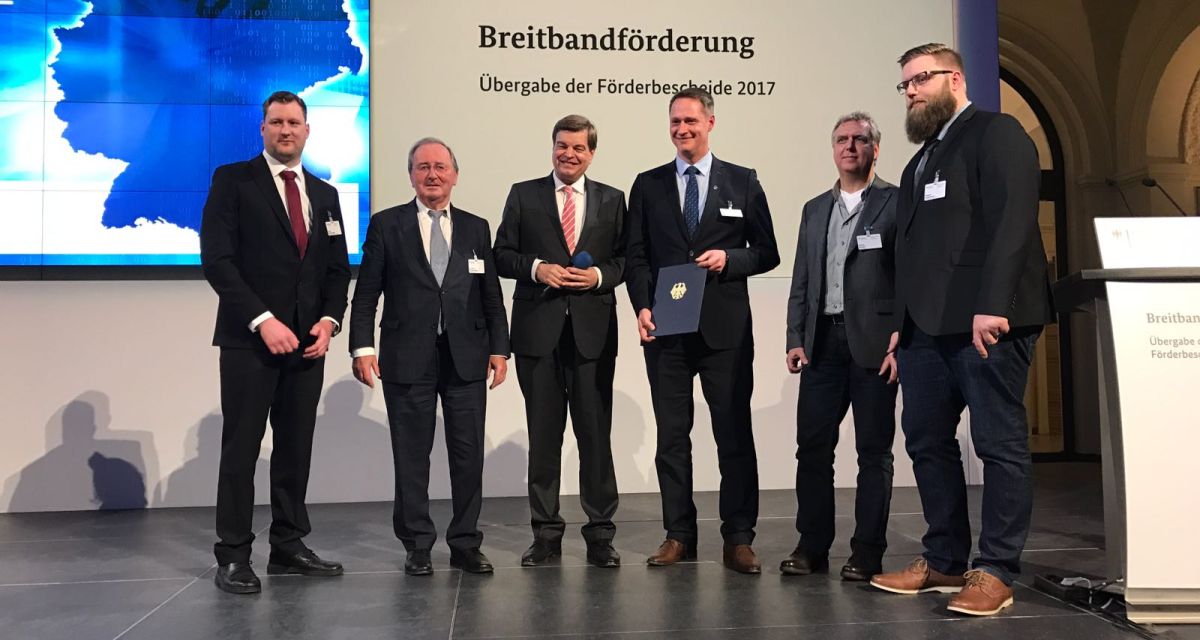 Politische Vertreter zur Übergabe des Breitbandförderbescheids
