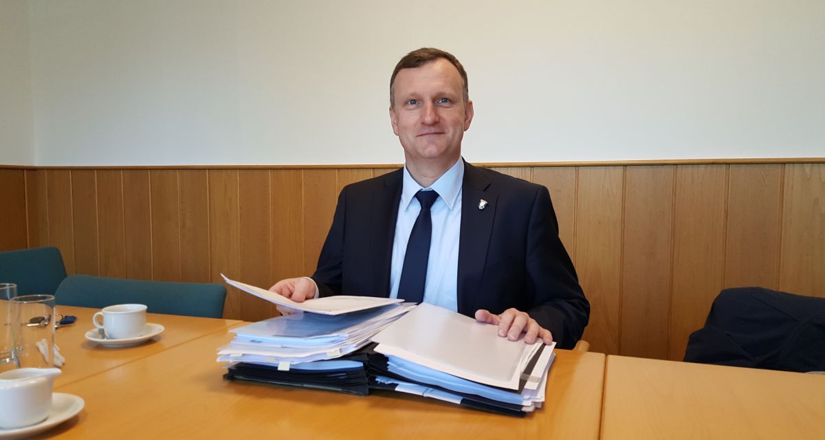 Der Bürgermeister der Gemeinde Wangerland Björn Mühlena mit einem Buch. 