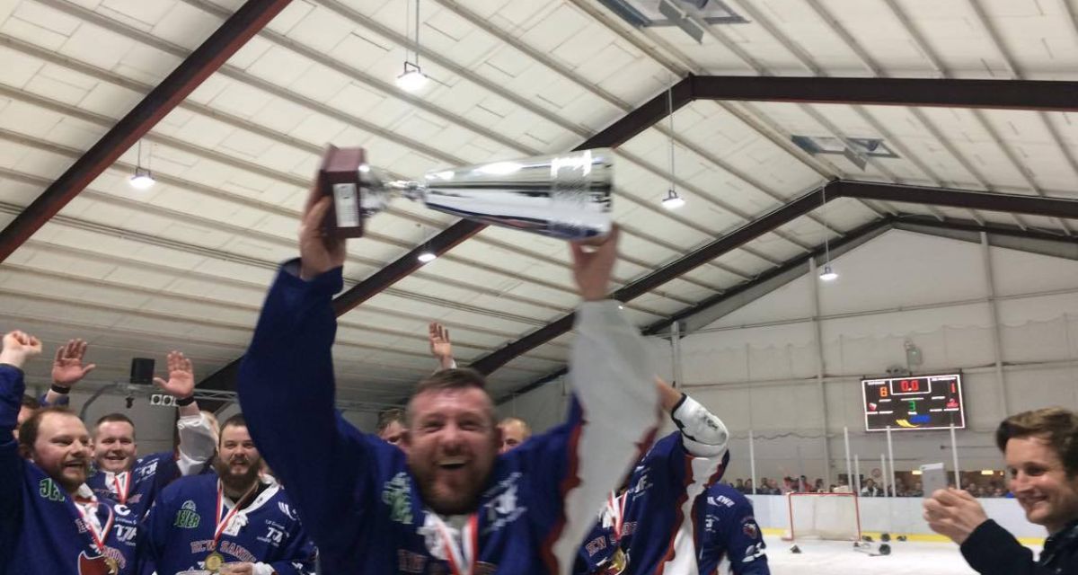 Der ECW Sande beim feiern über den Aufstieg in die Verbandsliga Nord