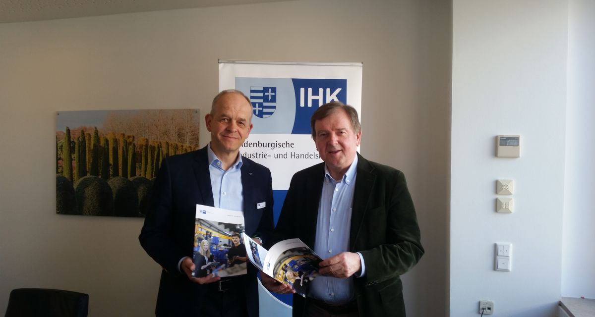 (v. l. ) IHK-Hauptgeschäftsführer Dr. Joachim Peters und IHK-Präsident Gert Stuke