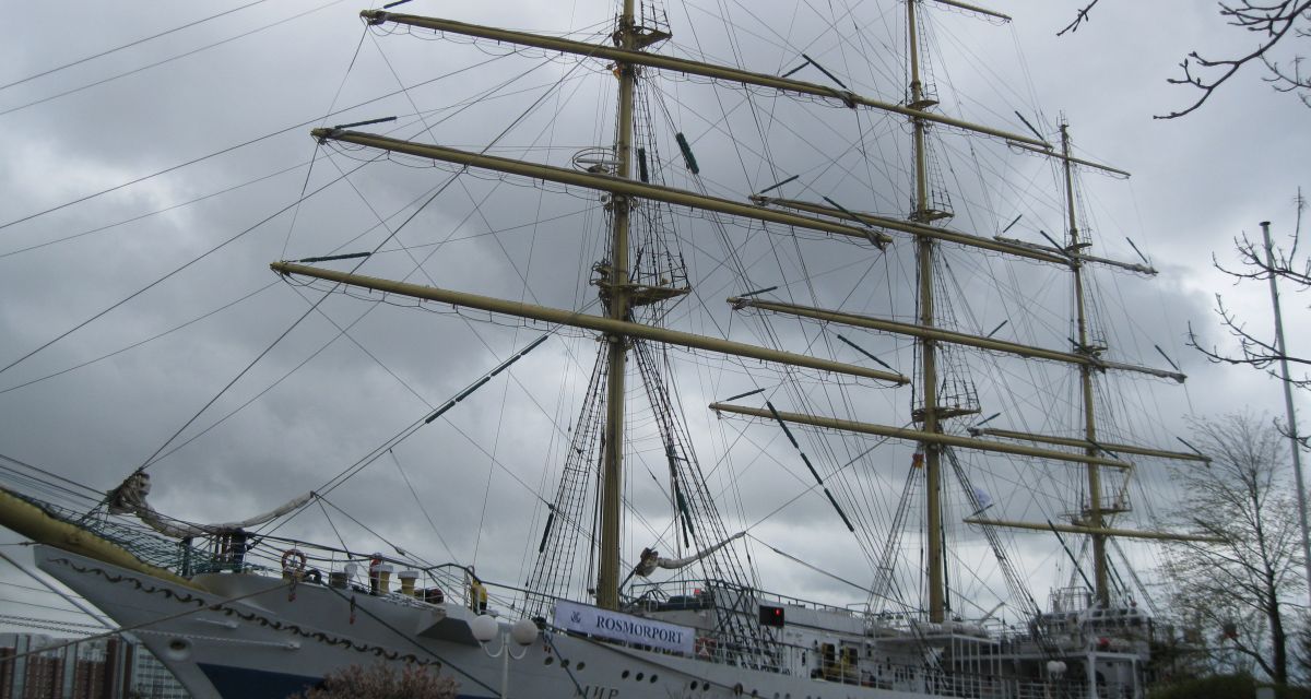 Das Segelschulschiff Mir in Wilhelmshaven am Bontekai