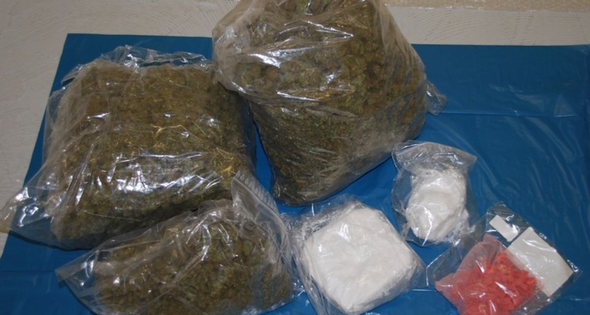 Zu sehen sind zahlreiche Drogen.