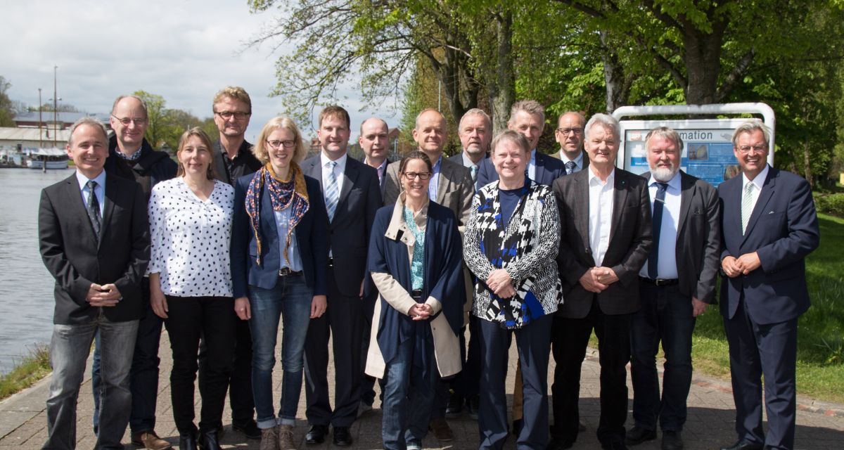 Mitglieder des neuen Beirats am Bontekai vor der Nationalparkverwaltung (vlnr): André Gayk (Nationalparkverwaltung), Prof. Dr. Michael Kleyer, Manuela Gubernator, Hubertus Hebbelmann (Nds. Umweltministerium), Nadine Knipping, Niksa Marusic, Manfred Tannen, Carolin Wulke, Dr. Joachim Peters, Heiko Albers, Almut Kottwitz (Umweltstaatssekretärin), Peter Südbeck (Leiter Nationalparkverwaltung), Michael Hook, Holger Wesemüller, Heiko Albers, Heiko Schmelzle.