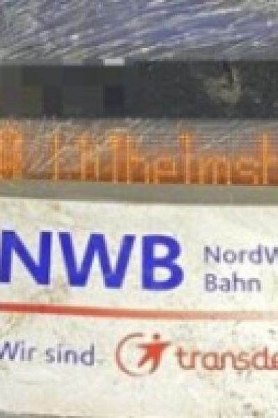 NordWestBahn kollidiert mit Baum