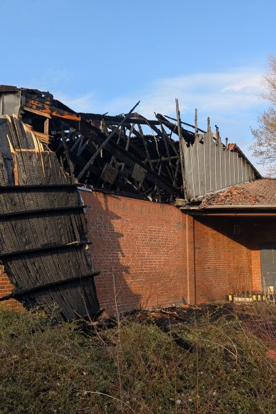 Brand in ehemaligem Impfzentrum in Wilhelmshaven