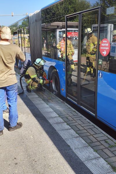 Ordnungsdienst und Polizei kontrollieren 3G in Bussen